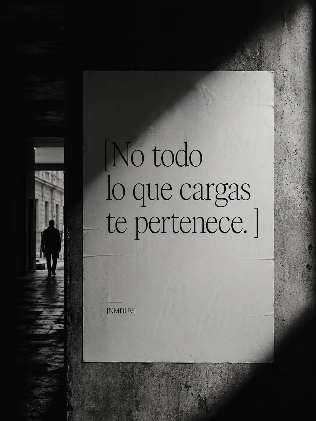 Cartel en un muro de concreto con la frase No todo lo que cargas te pertenece.
